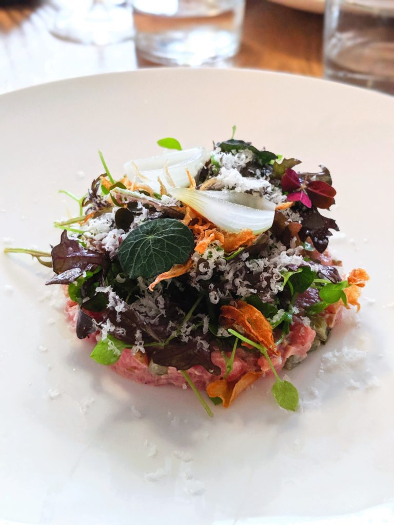 Tartare de veau et son florilège de pousses