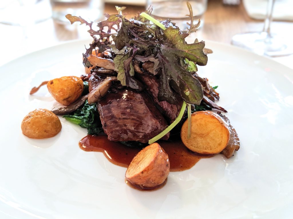 Onglet de boeuf, pommes grenailles, lentilles et salade