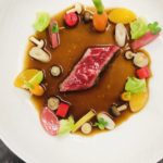 Wagyu japonais cuisiné en consommé corsé, légumes crus et cuits.