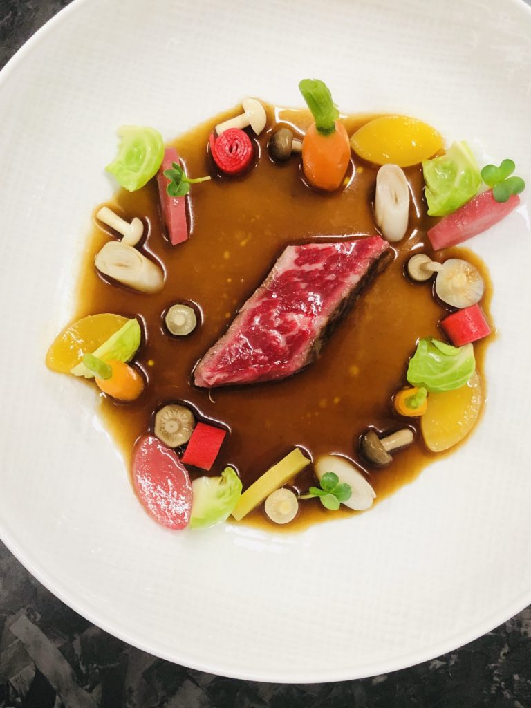 Wagyu japonais cuisiné en consommé corsé, légumes crus et cuits.