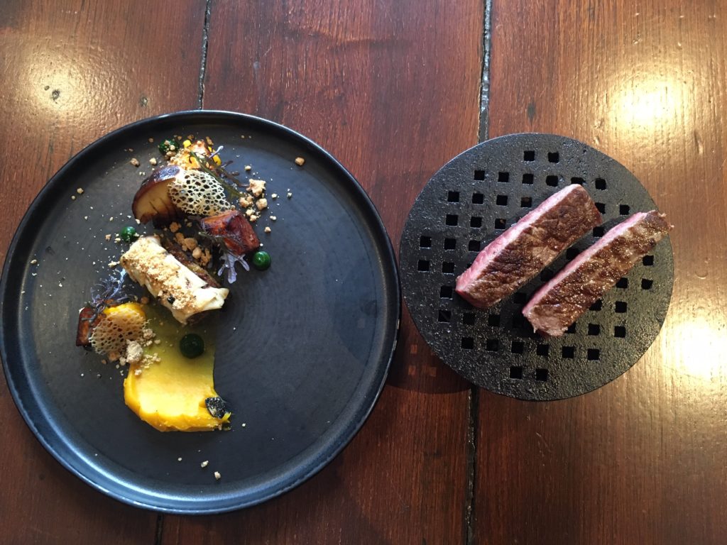 Cannelloni de basse côte de Wagyu japonais, potimarrons et cèpes rôtis, pomme dauphine, tendre tranche du Wagyu snacké, fumé minute, crumble d'ail noir.