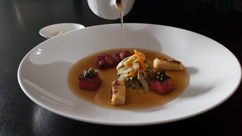 Pot au Phô de paleron de Wagyu japonais, gnocchi de pomme de terre et céleri, condiment daikon raifort et moutarde à l’ancienne, gomasio au sel fumé, ail noir et céleri