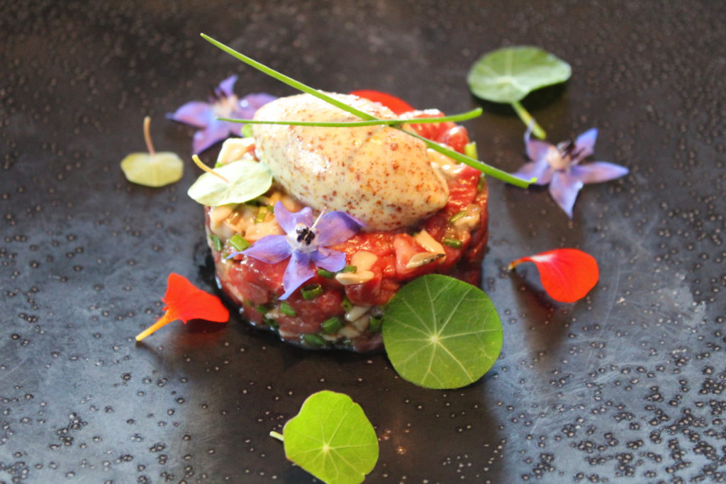 Tartare de tende de tranche de Wagyu japonais assaisonné d’huitre spéciale Gillardeau n° 2, sorbet moutarde à l’ancienne.