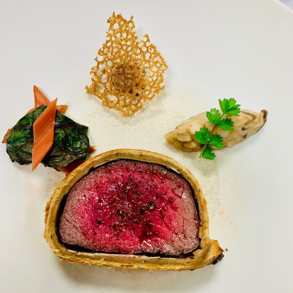 Rumsteak de Wagyu japonais en croute au Mélilot, gratin de blette au bouillon de boeuf et truffe, Sauce Vin Rouge et Poivre du Viet Nam.