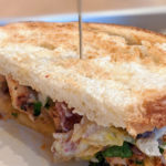 un sandwich poulpe tahini chou kale, citron confit de Mokoloco